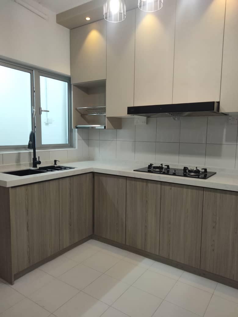 Contemporary L-shaped kitchen cabinet project